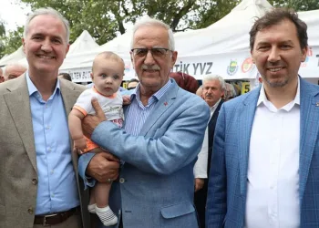 Bursa’da kamyon şarampole yuvarlandı, sürücü araçtan fırladı