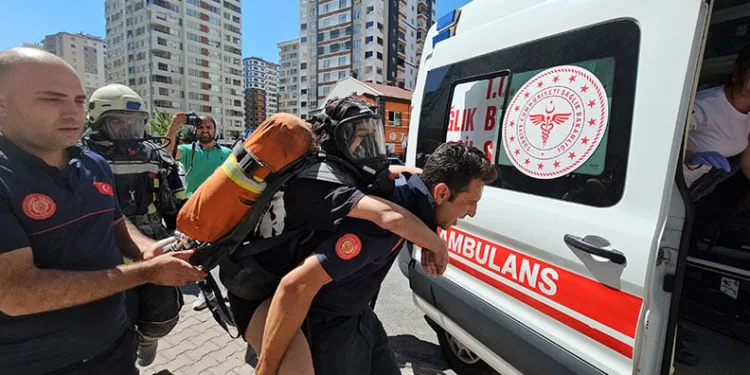 Park halindeki otomobil alev alev yandı