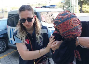Komşusunun anahtarını kopyalayıp altına sıfır araç çekti
