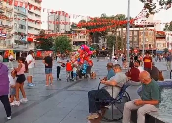 Bursa’da kavşakta iki otomobil çarpıştı: 3 yaralı