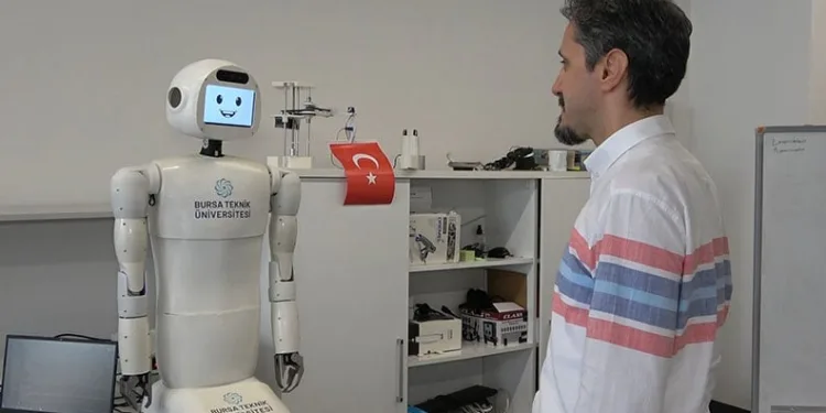 Türk üniversitelerinde bir ilk: Yapay zeka destekli insansı robot geliştirildi