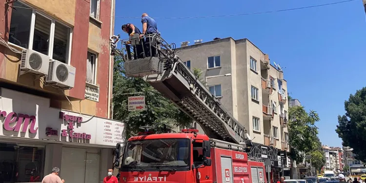 İzmirli kooperatif mağdurlarından Büyükşehir önünde mezar taşlı eylem