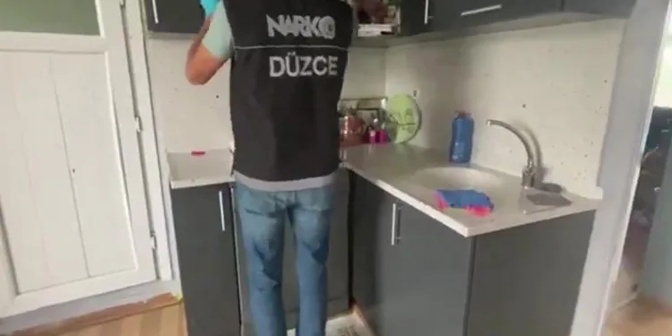 Park halindeki otomobil alev alev yandı