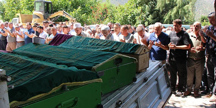 İzmirli kooperatif mağdurlarından Büyükşehir önünde mezar taşlı eylem