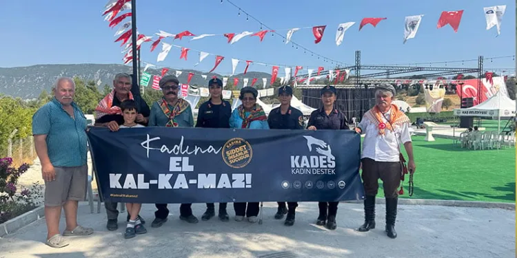 İzmirli kooperatif mağdurlarından Büyükşehir önünde mezar taşlı eylem