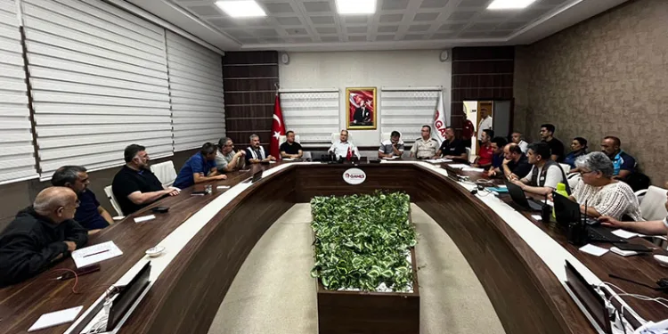Park halindeki otomobil alev alev yandı