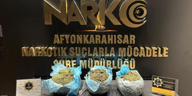 İzmirli kooperatif mağdurlarından Büyükşehir önünde mezar taşlı eylem