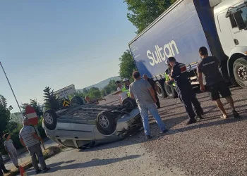 Bursa’da kontrolden çıkan kamyon şarampole yuvarlandı: 3 yaralı