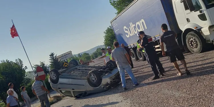 Bursa’da kontrolden çıkan kamyon şarampole yuvarlandı: 3 yaralı