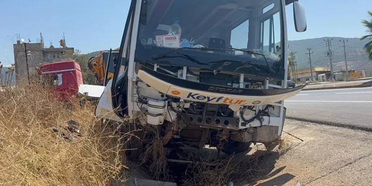 Antalya’da tur otobüsü drenaj hendeğine girdi: 23 yaralı