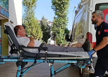 Bursa’da kavşakta iki otomobil çarpıştı: 3 yaralı