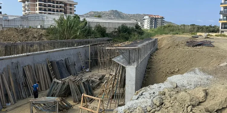 Köprü inşaatında düşen işçi tedavi gördüğü hastanede hayatını kaybetti