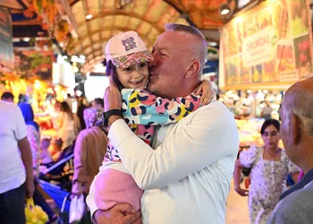 Pazaryerinde çocuklardan Karabatı’ya yoğun ilgi