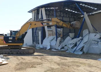 Akçalar’da 2 kaçak yapı yıkıldı