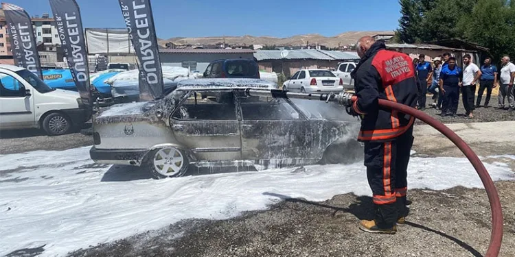 Park halindeki otomobil alev alev yandı