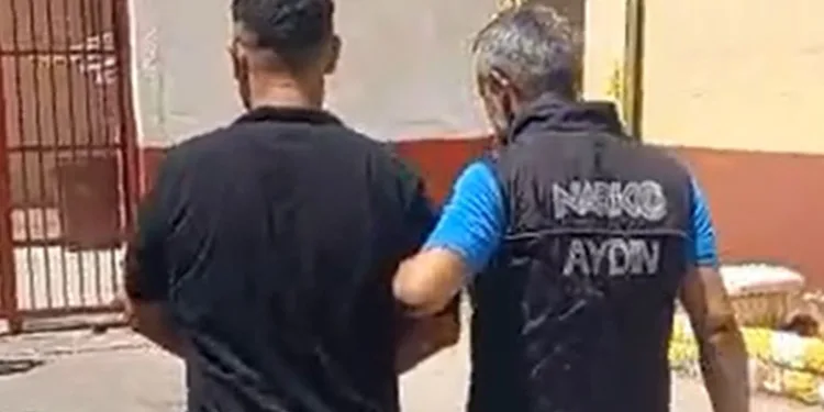 Park halindeki otomobil alev alev yandı