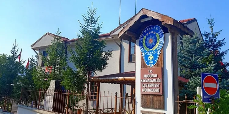 İzmirli kooperatif mağdurlarından Büyükşehir önünde mezar taşlı eylem
