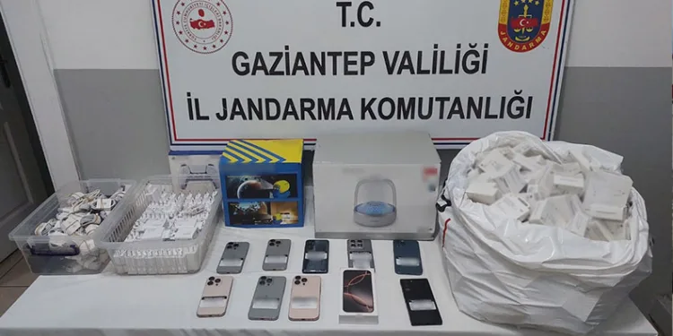 Park halindeki otomobil alev alev yandı