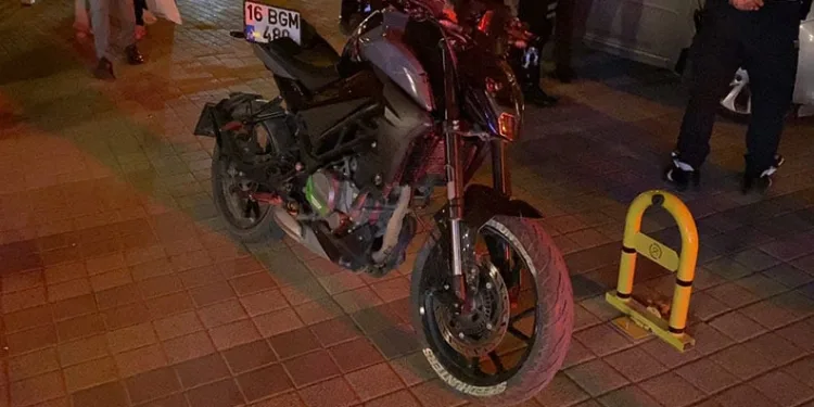 Bursa’da polisi peşine takan motosikletli, kaza yapınca yakalandı