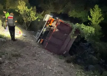 Bursa’da kontrolden çıkan kamyon şarampole yuvarlandı: 3 yaralı