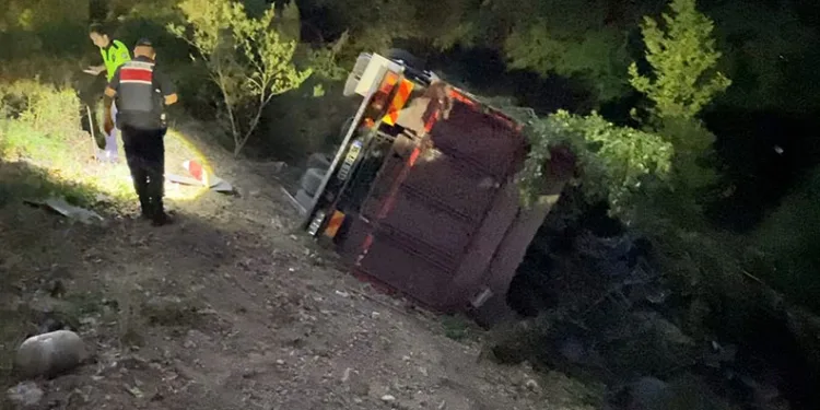 Bursa’da kontrolden çıkan kamyon şarampole yuvarlandı: 3 yaralı