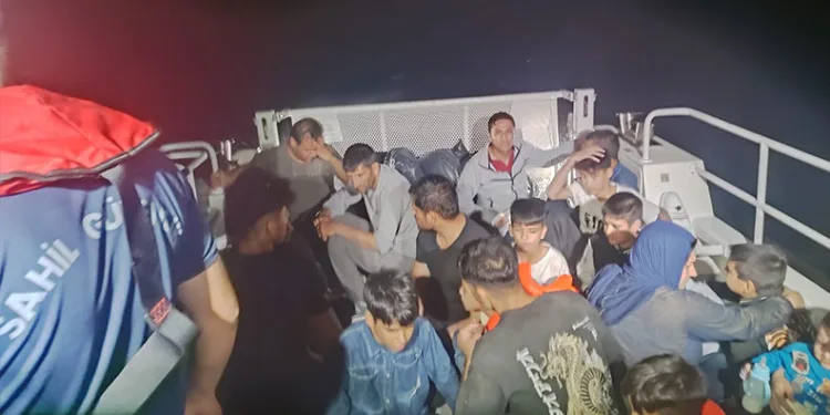Ayvacık açıklarında 18’i çocuk 32 düzensiz göçmen yakalandı