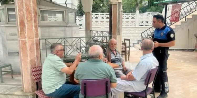 Otomobilin çarptığı yavru köpek için mahalleli seferber oldu