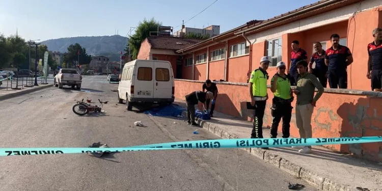 Otomobilin çarptığı yavru köpek için mahalleli seferber oldu