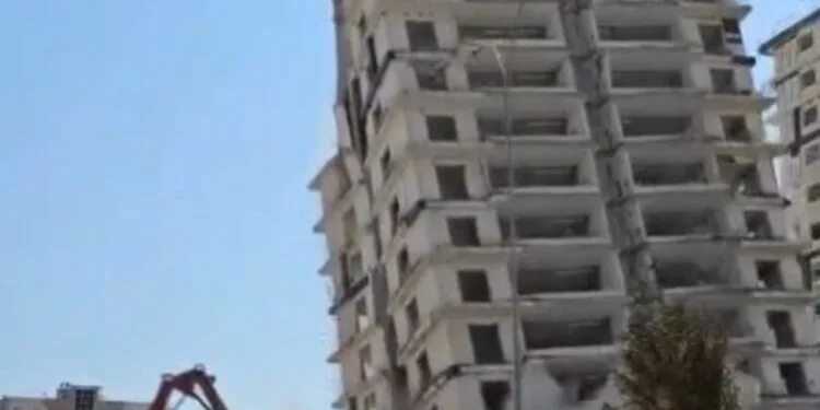 Kahramanmaraş’ta hasarlı bina böyle yıkıldı