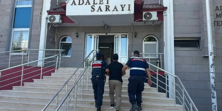 Kahramanmaraş’ta hasarlı bina böyle yıkıldı
