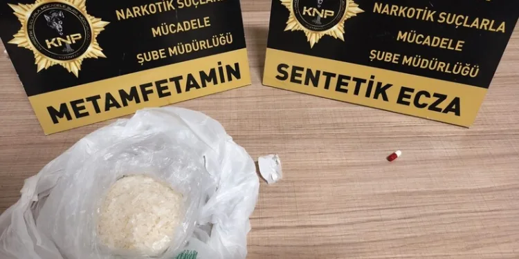 Erzincan’da otomobil koyun sürüsüne daldı