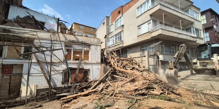 Erzincan’da otomobil koyun sürüsüne daldı