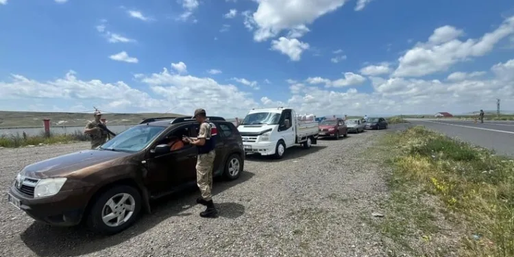 Erzincan’da otomobil koyun sürüsüne daldı