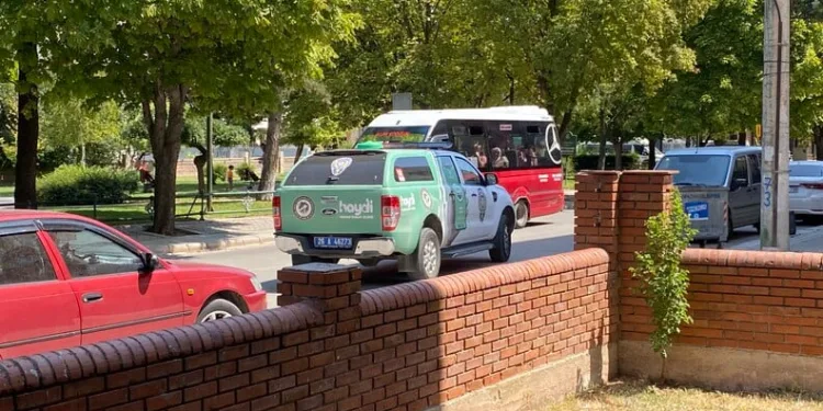 Erzincan’da otomobil koyun sürüsüne daldı