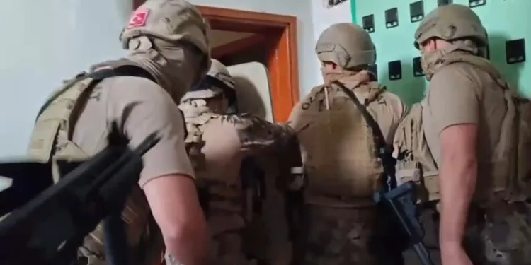 Erzincan’da otomobil koyun sürüsüne daldı