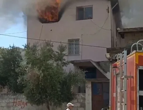 Hatay’da ev yangını: Anne kurtarılırken, 3 yaşındaki çocuk hastaneye kaldırıldı