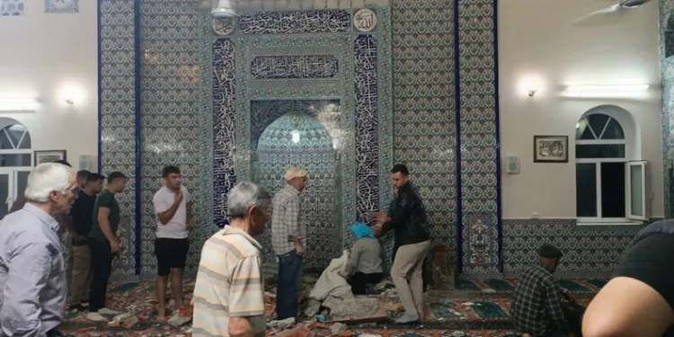 Hasar gören camide inceleme yapmak isteyen vatandaş malzeme düşmesi sonucu öldü
