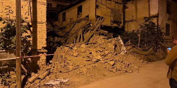 Hasar gören camide inceleme yapmak isteyen vatandaş malzeme düşmesi sonucu öldü