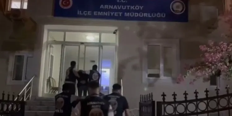 Hasar gören camide inceleme yapmak isteyen vatandaş malzeme düşmesi sonucu öldü