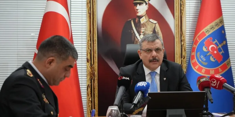 Hasar gören camide inceleme yapmak isteyen vatandaş malzeme düşmesi sonucu öldü
