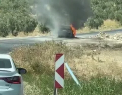 Seyir halindeki otomobil alev alev yanarak kullanılamaz hale geldi