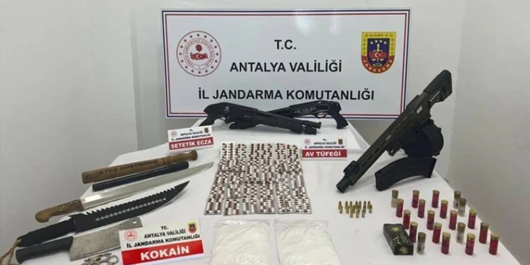 Seyir halindeki otomobil alev alev yanarak kullanılamaz hale geldi