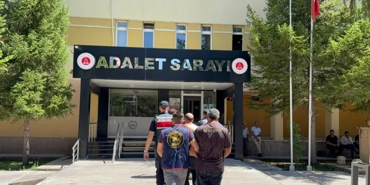 Seyir halindeki otomobil alev alev yanarak kullanılamaz hale geldi
