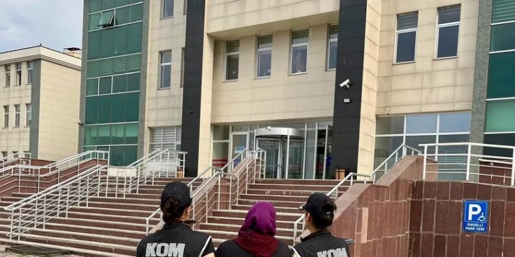 Seyir halindeki otomobil alev alev yanarak kullanılamaz hale geldi