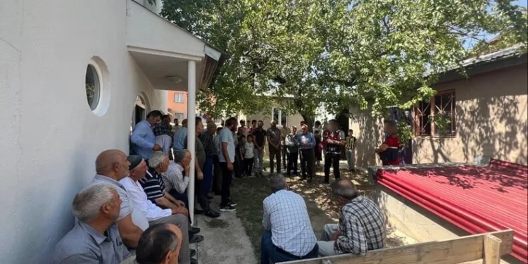 Seyir halindeki otomobil alev alev yanarak kullanılamaz hale geldi