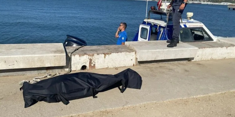 Seyir halindeki otomobil alev alev yanarak kullanılamaz hale geldi