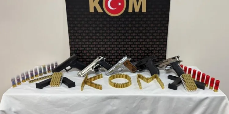 Seyir halindeki otomobil alev alev yanarak kullanılamaz hale geldi