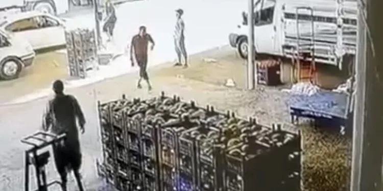 Seyir halindeki otomobil alev alev yanarak kullanılamaz hale geldi