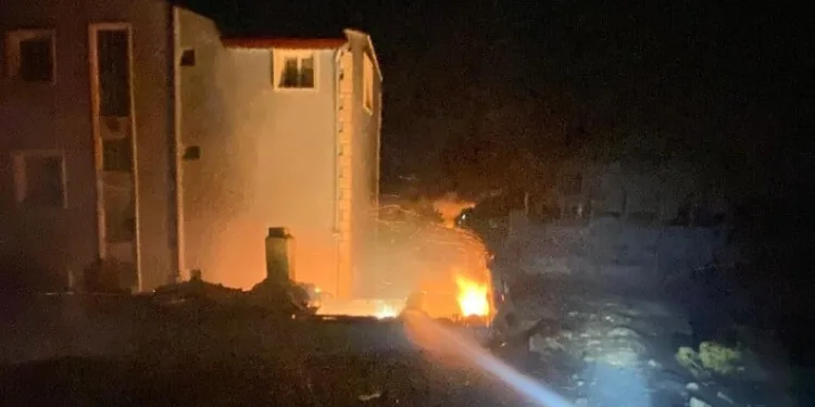 Seyir halindeki otomobil alev alev yanarak kullanılamaz hale geldi