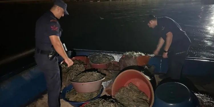 Seyir halindeki otomobil alev alev yanarak kullanılamaz hale geldi